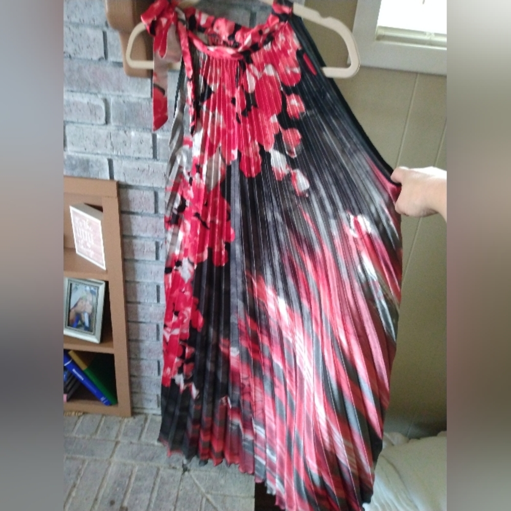 By Deep Los Angeles TieBack Pleated Dress Silky w/ Red flowers L/XL Midi